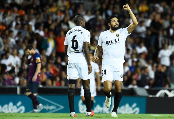 Messi 'điệu đà', bắt chước cách ăn mừng của Ronaldo - Bóng Đá