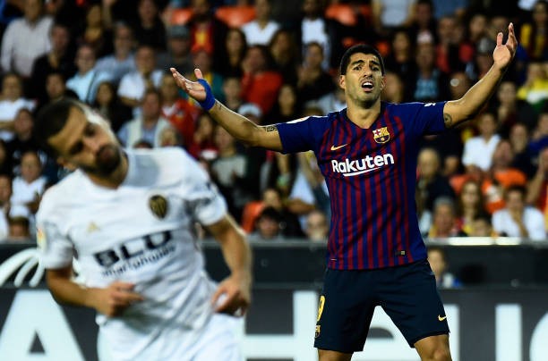 Messi 'điệu đà', bắt chước cách ăn mừng của Ronaldo - Bóng Đá