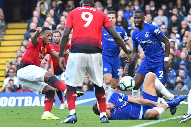 Khoảnh khắc tung chân 'chốt hạ' Chelsea, Martial có hành động bất ngờ - Bóng Đá