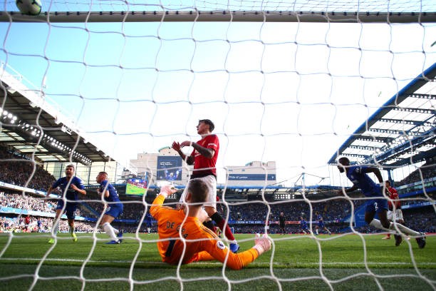 Khoảnh khắc tung chân 'chốt hạ' Chelsea, Martial có hành động bất ngờ - Bóng Đá
