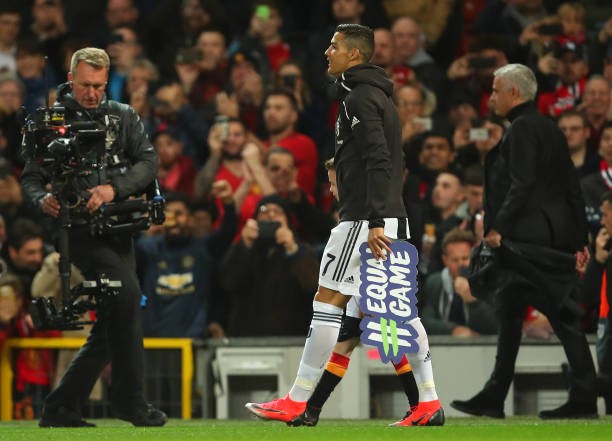 CĐV quá khích lao vào sân và đây là cách Ronaldo đáp trả - Bóng Đá