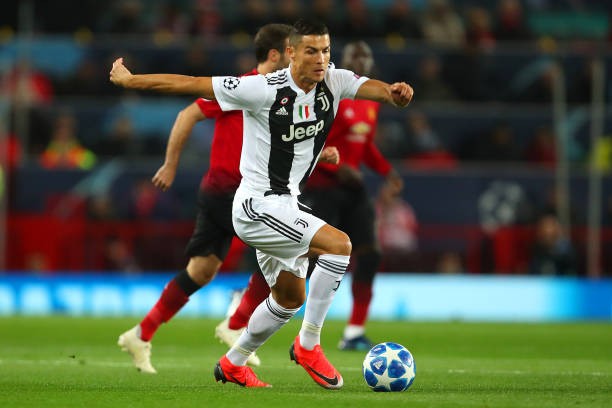 CĐV quá khích lao vào sân và đây là cách Ronaldo đáp trả - Bóng Đá