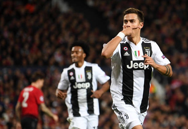 CĐV quá khích lao vào sân và đây là cách Ronaldo đáp trả - Bóng Đá