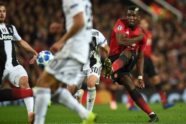 CĐV quá khích lao vào sân và đây là cách Ronaldo đáp trả - Bóng Đá