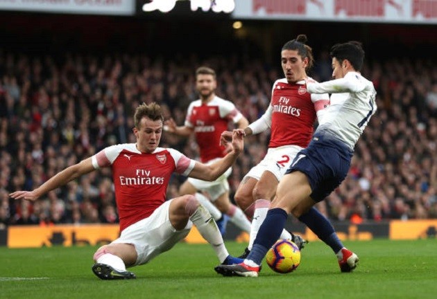 Lao vào sân 