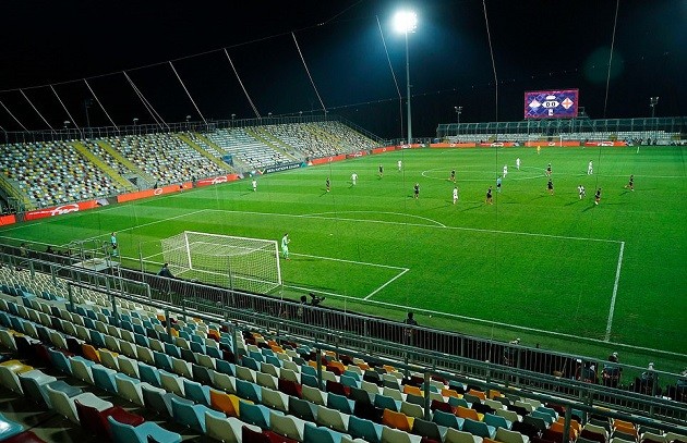 Sao Inter dùng cách siêu dị để chặn Suarez sút phạt - Bóng Đá