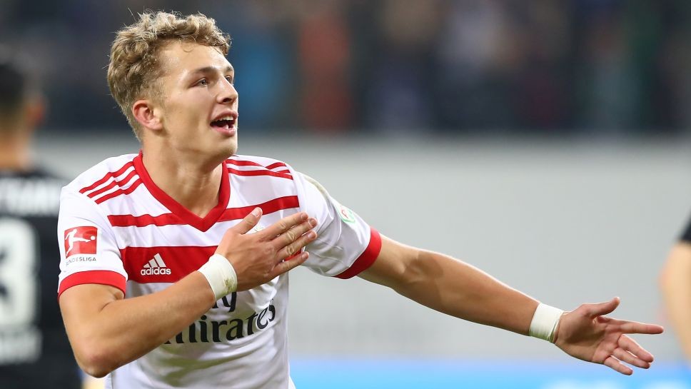 'Siêu tiền đạo' 17 tuổi của Đức khiến châu Âu hỗn loạn - Bóng Đá