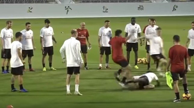 Higuain gạt chân Gattuso - Bóng Đá