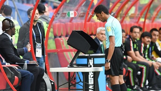 UEFA gây SỐC khi đem thứ 'nhảm nhí' này vào Champions Leagye - Bóng Đá