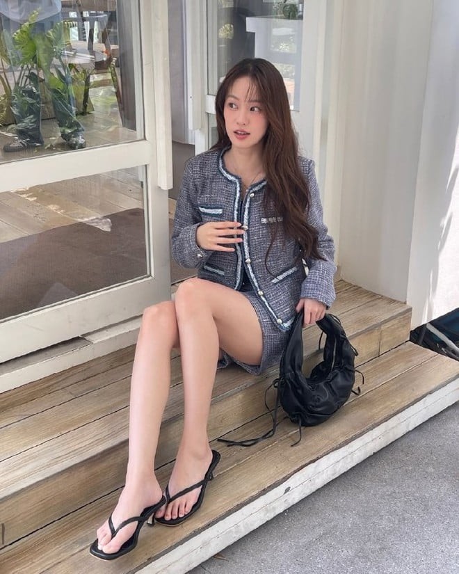 Những chiếc váy hai dây, chân váy dáng suông hay slip dress khi kết hợp với item này sẽ tạo nên vẻ ngoài nhẹ nhàng nhưng không kém phần tinh tế. 