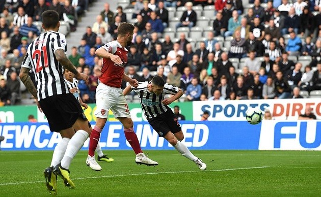 Lập siêu phẩm, Xhaka vẫn khiến NHM 