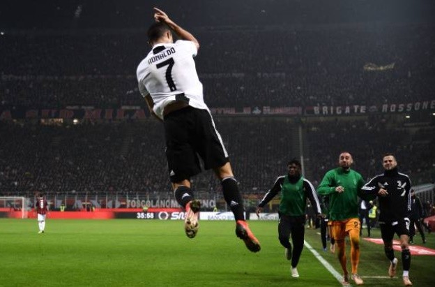 Ronaldo chỉ bài cho Szczesny cản pen Higuain bật khóc rời sân - Bóng Đá