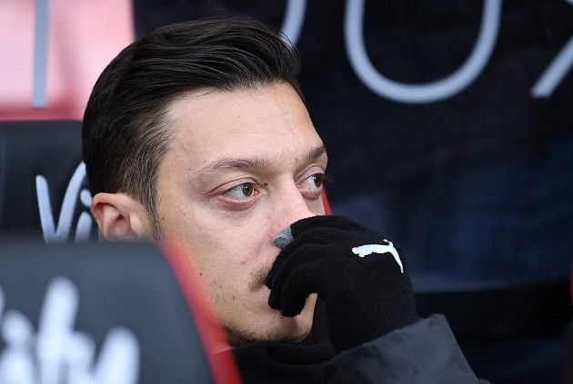 Ozil đỏ mắt  - Bóng Đá