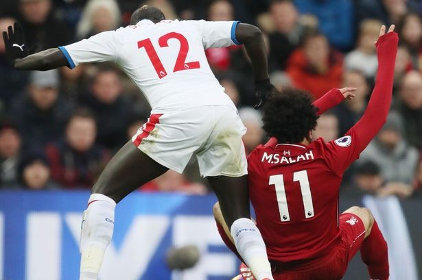 Ăn vạ kiếm phạt đền, Mohamed Salah suýt bị đối thủ