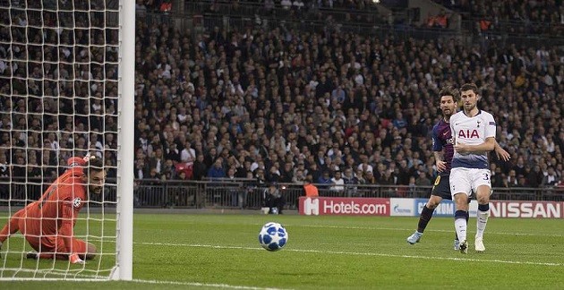 Messi lên đồng, Rakitic quyết không chịu kém với siêu phẩm để đời trước Tottenham - Bóng Đá