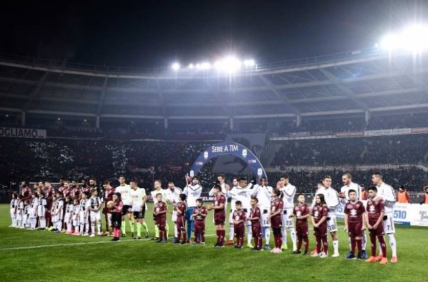Chọc tức thủ môn đối phương, Ronaldo mỉm cười nhận thẻ - Bóng Đá