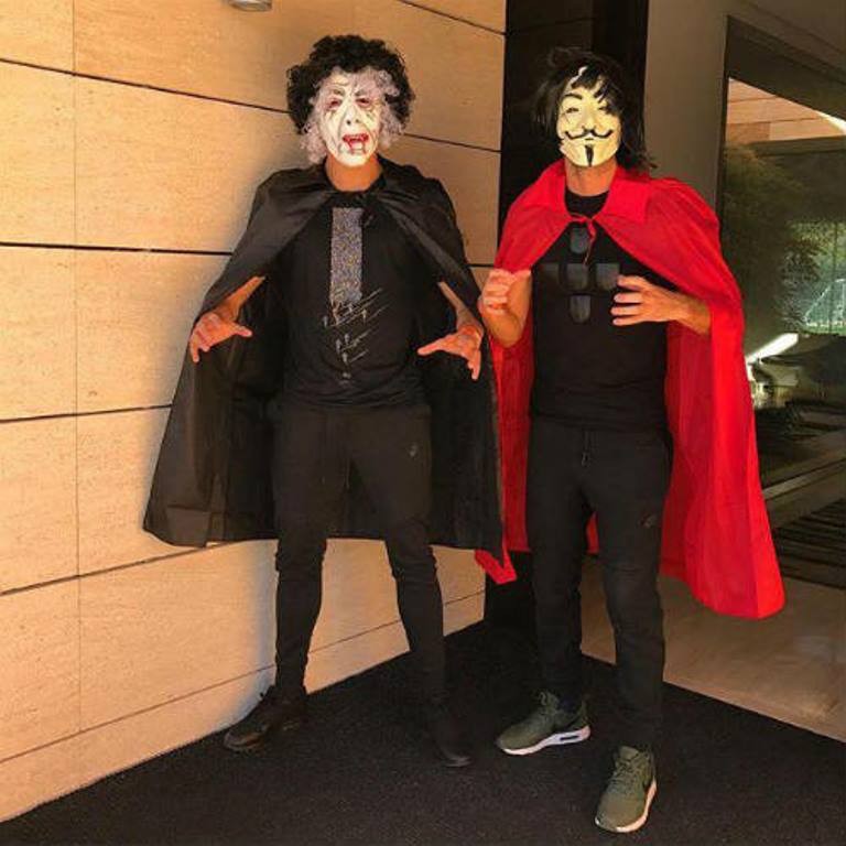 Ronaldo và gia đình hóa trang cực chất đón Halloween - Bóng Đá