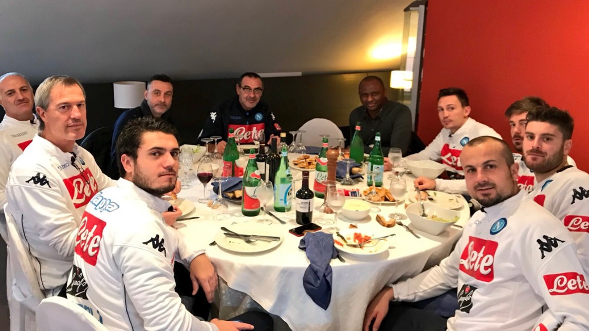 Huyền thoại Arsenal từ Mỹ sang Napoli... selfie với cầu thủ - Bóng Đá