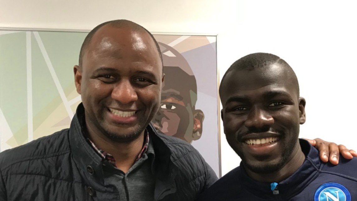 Huyền thoại Arsenal từ Mỹ sang Napoli... selfie với cầu thủ - Bóng Đá