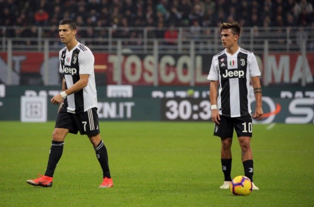Ronaldo chỉ bài cho Szczesny cản pen Higuain bật khóc rời sân - Bóng Đá
