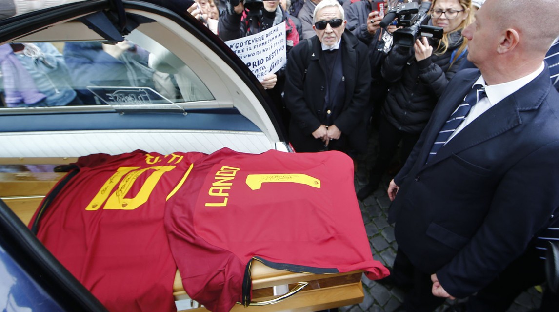 Áo của Totti được tuẫn táng theo người chết - Bóng Đá