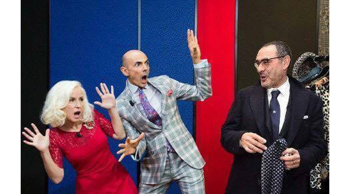 Cư dân mạng đổ xô chế cảnh ôm nồng cháy của HLV Sarri - Bóng Đá