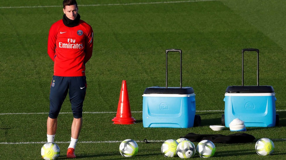 Neymar 'đằng đằng sát khí' trên sân tập của PSG - Bóng Đá