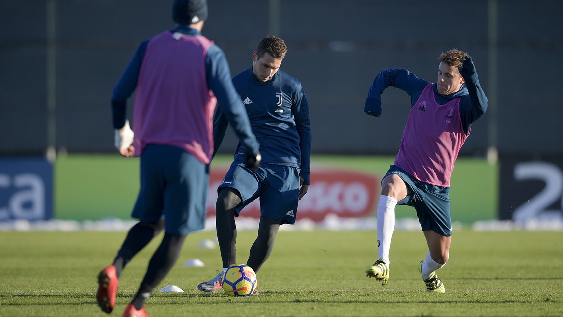 Dybala hóa vũ công trên sân tập của Juventus - Bóng Đá