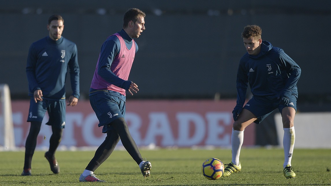 Juventus hóa vũ công dưới ánh nắng hoàng hôn - Bóng Đá