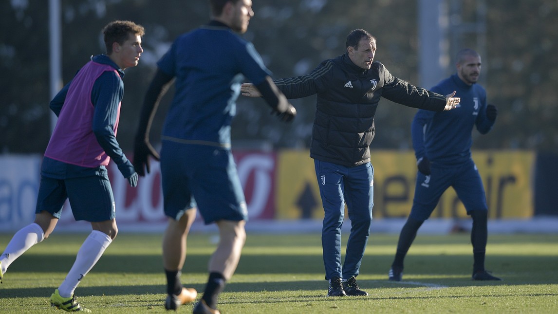 Dybala hóa vũ công trên sân tập của Juventus - Bóng Đá