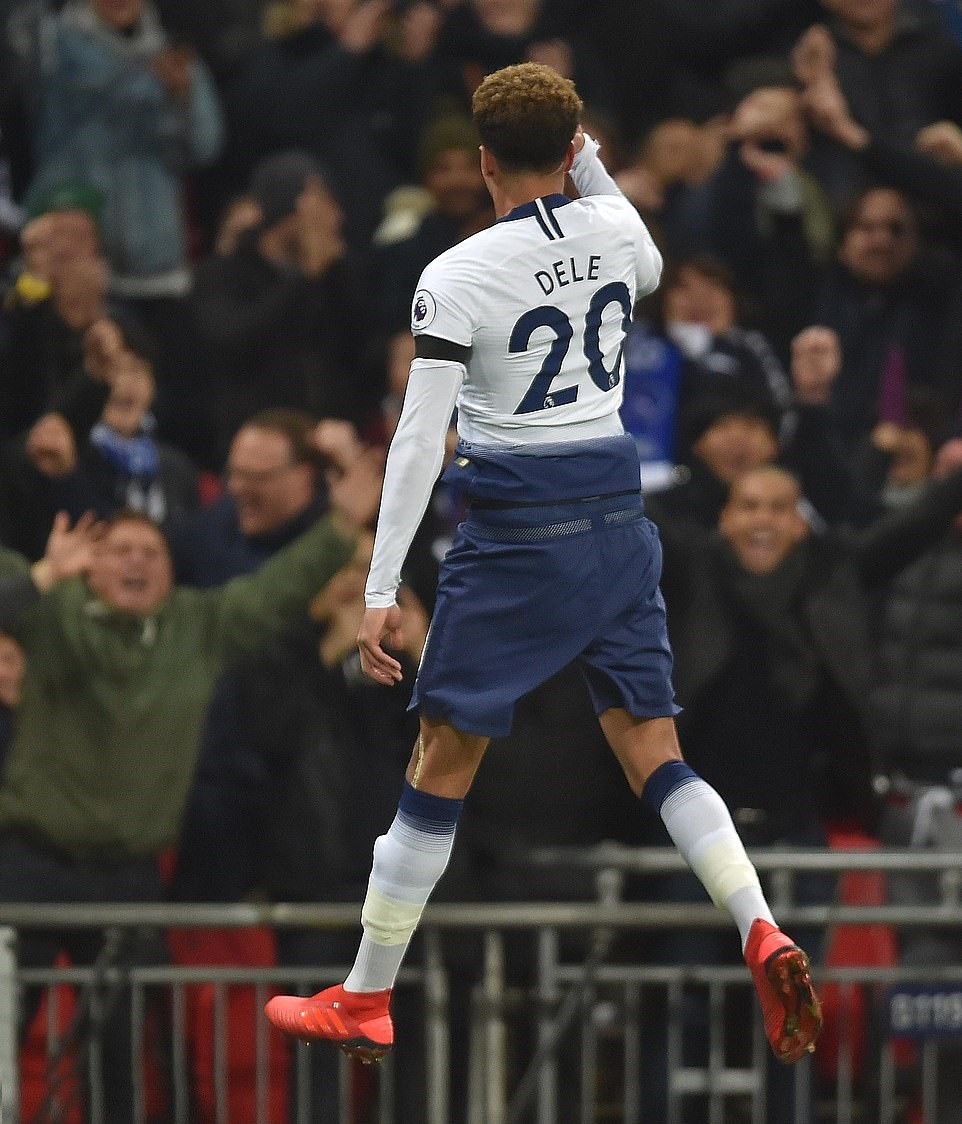 Bellerin bị cáng ra sân và đây là cầu thủ bất ngờ đến an ủi - Bóng Đá