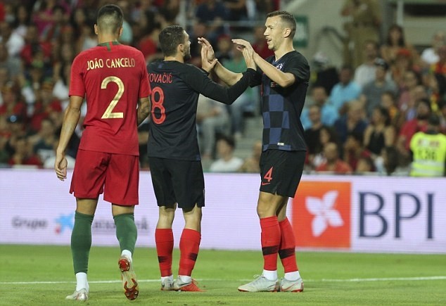 Bị đuổi lên khán dàn, Conte vẫn tìm cách 'lách luật' - Bóng Đá