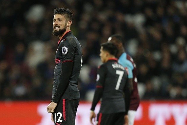 Giroud ngao ngán hát 