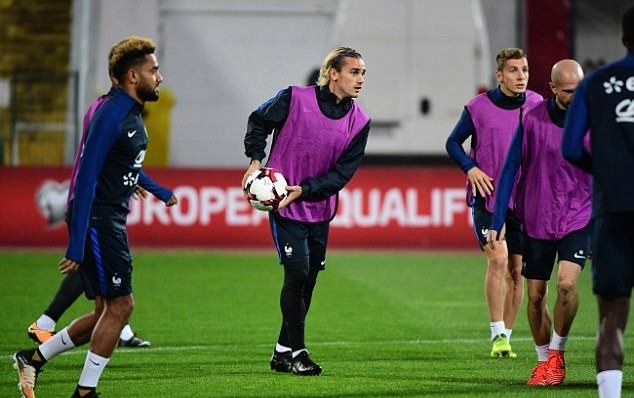 Griezmann cùng tuyển Pháp tập bóng rổ, Paul Pogba có ngứa tay? - Bóng Đá