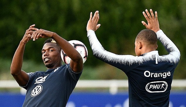Kylian Mbappe liên tục pha trò - Bóng Đá
