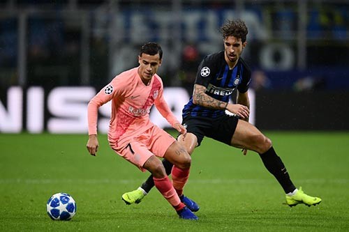 Không thể ngồi yên, HLV Emery vào sân tranh bóng với Ozil - Bóng Đá