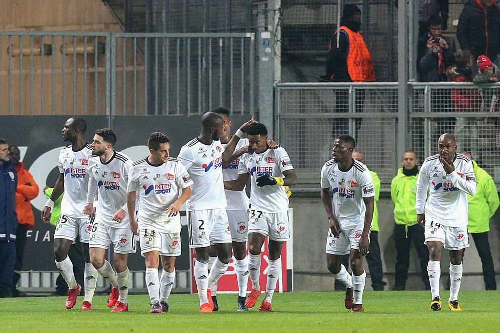 Fan Monaco 'chết lặng' nhìn đội nhà chia điểm với Amiens - Bóng Đá