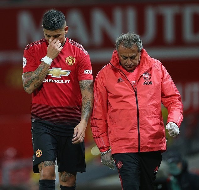 Mourinho đến sân tập Carrington với đầy vẻ âu lo - Bóng Đá