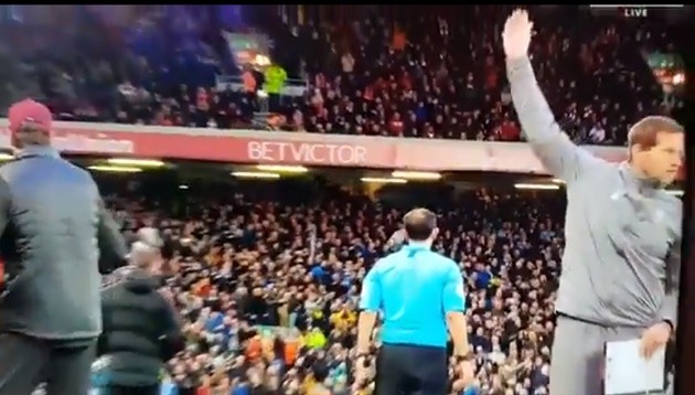 Carragher để ý thấy HLV thủ môn Liverpool chỉ đạo Alisson bắt pen - Bóng Đá