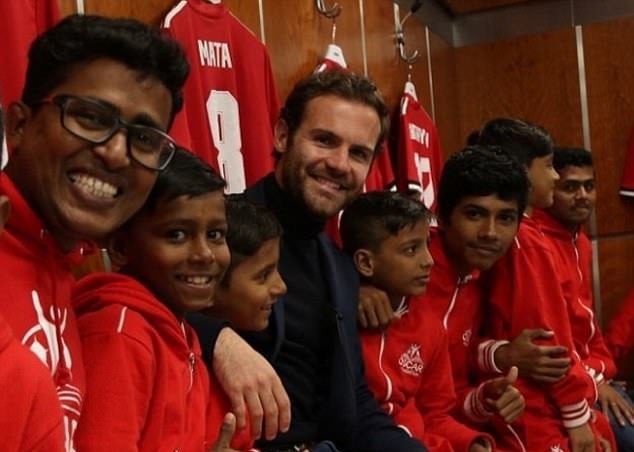 Juan Mata tích cực làm từ thiện trước trận đại chiến - Bóng Đá