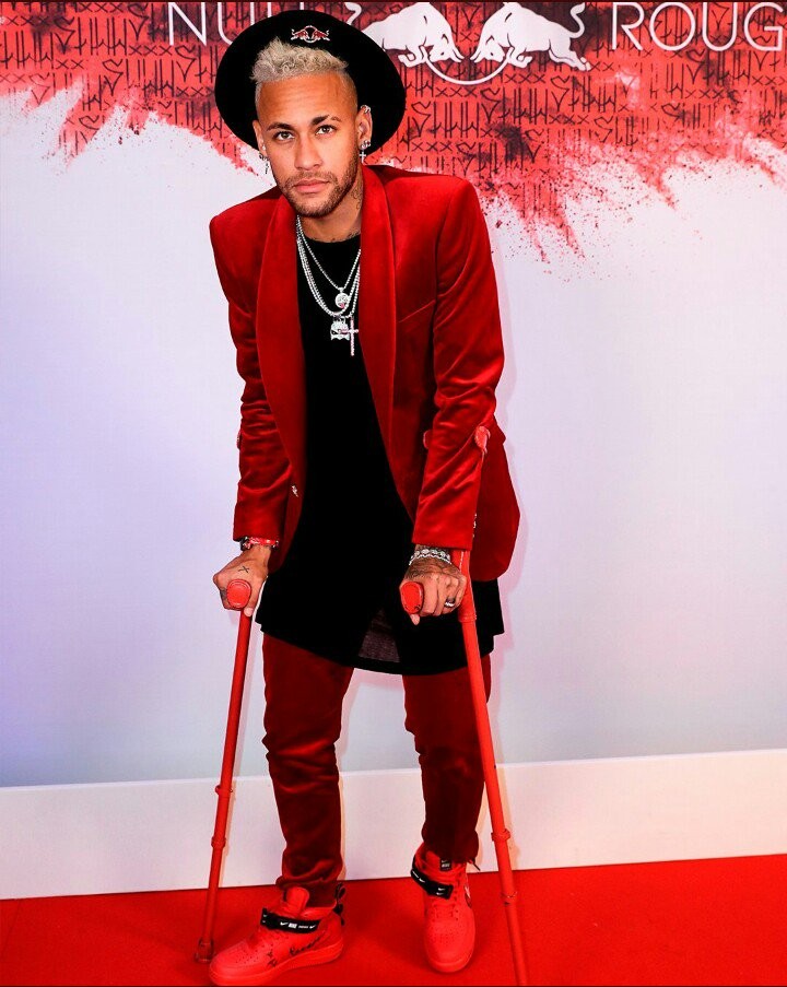 Neymar chống nạng vẫn quẩy nhiệt trong khi Ronaldo giản dị bên gia đình - Bóng Đá