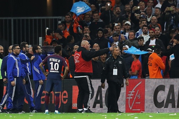 Ăn thẻ đỏ, Neymar còn dính cả 