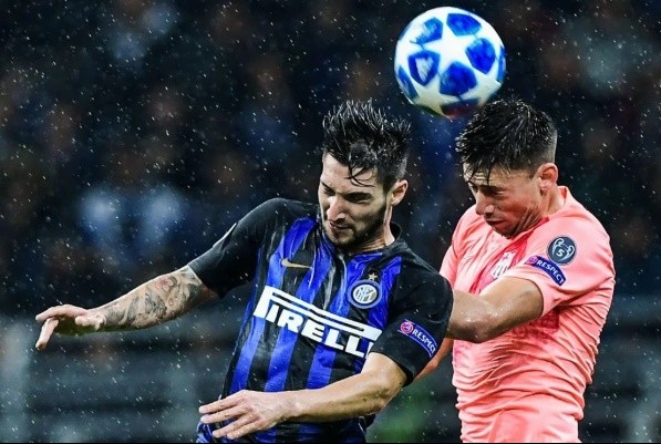 Sau siêu phẩm. Giroud vẫn cúi gầm mặt nghe Sarri chỉ giáo - Bóng Đá