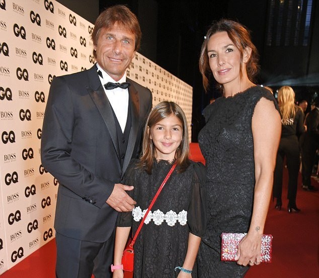 Antonio Conte bảnh bao trong lễ trao giải tại London - Bóng Đá