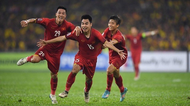 Sanchez bị các em nhỏ vây kín trong ngày lễ Giáng sinh - Bóng Đá