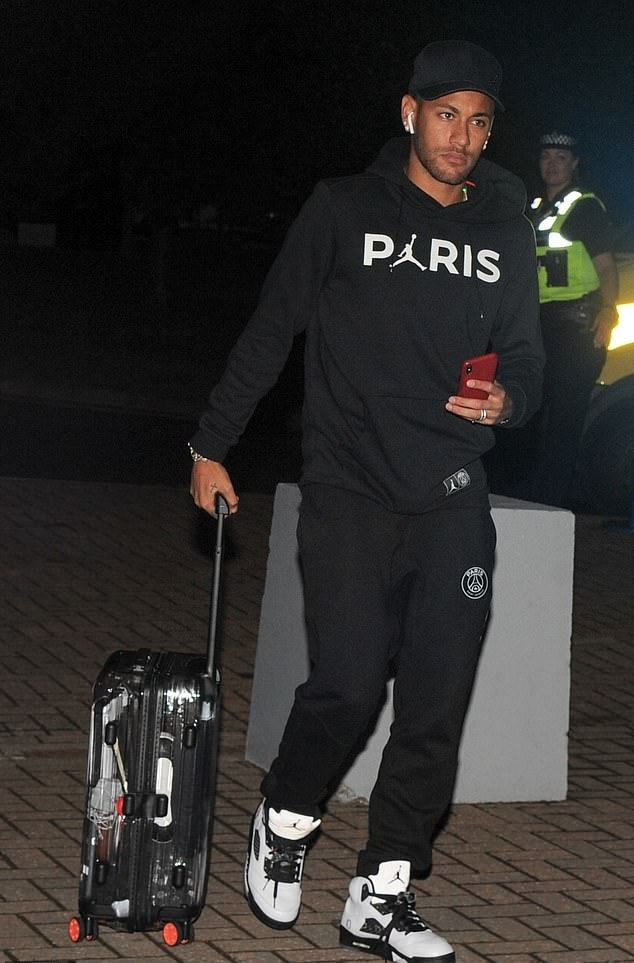 Thua Liverpool, Mbappe nhăn nhó trở về Pháp - Bóng Đá