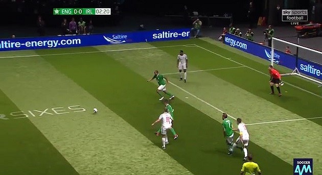 NÓNG: Cựu sao Man Utd ẩu đả ngay trên sóng truyền hình - Bóng Đá