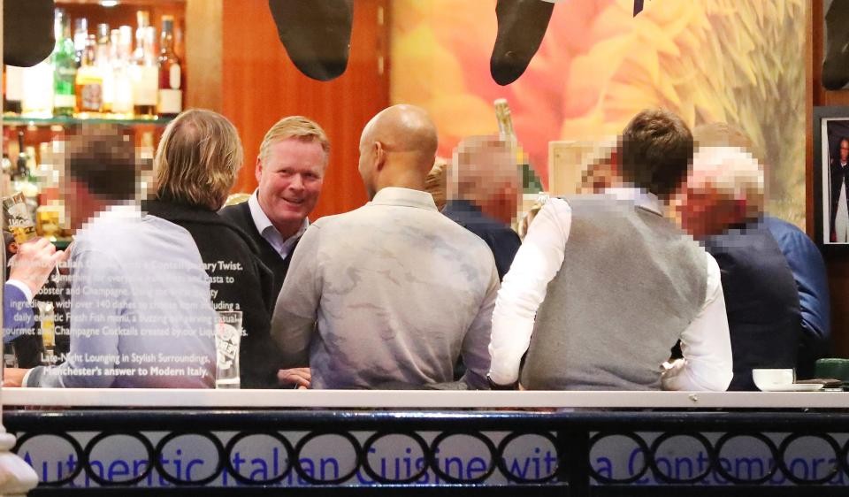 Dưới áp lực sa thải, Koeman vẫn thỏa mái dạo phố - Bóng Đá