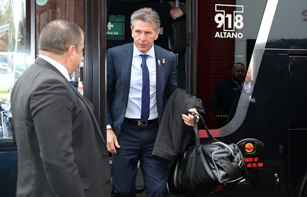 Claude Puel diện vest lịch lãm, chờ nối dài 