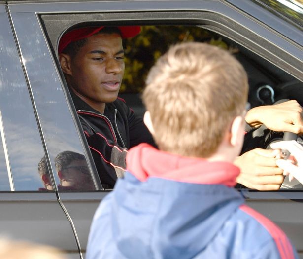 Rashford bị chặn đường trên đường đến sân tập - Bóng Đá